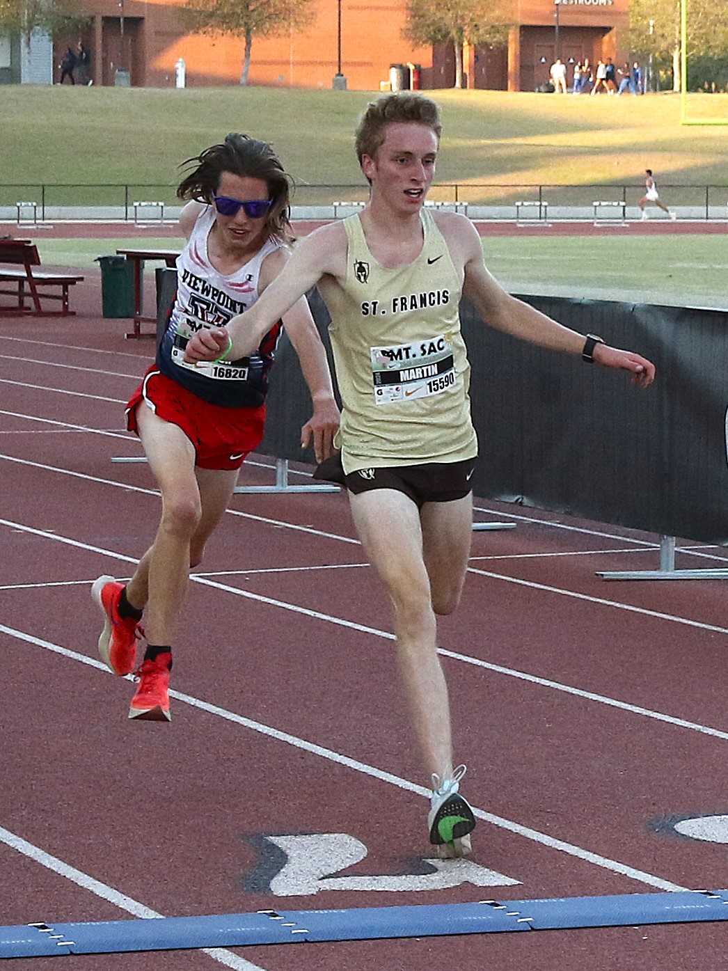 Auge Martin and Olly O'Connor finish line